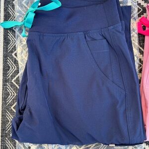 Figs High waisted yola Freex lined scrub pant - navy - M. NWT. with Teal Tie